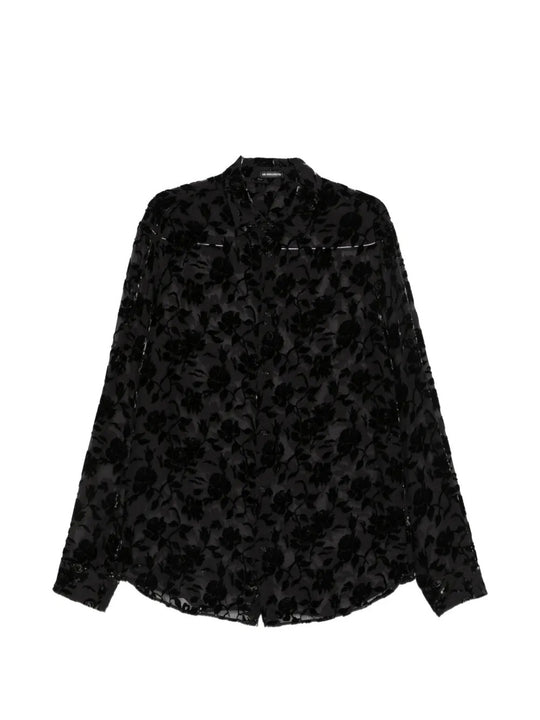 Black shirt, front view