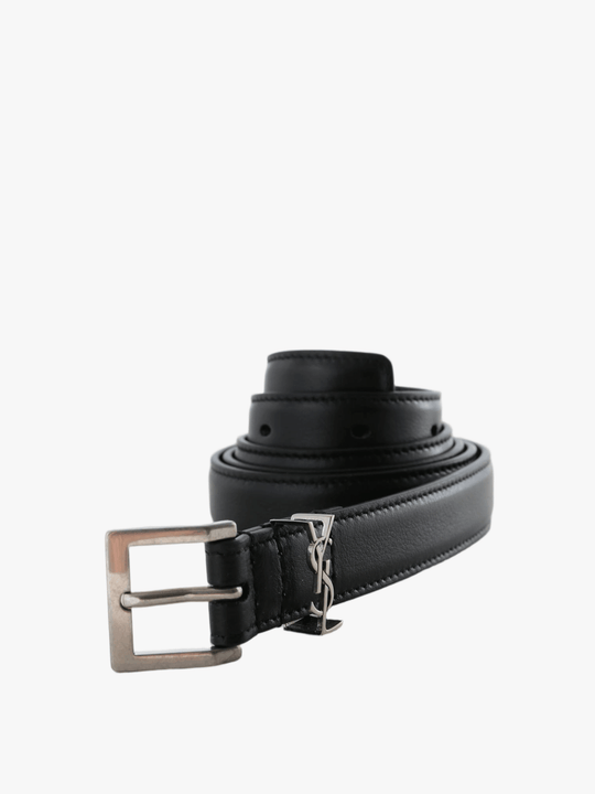 Black accessories, front view