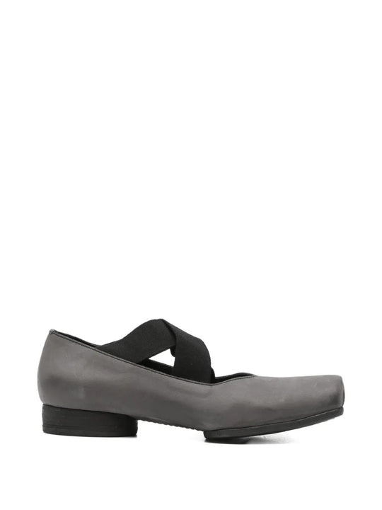 gray shoe,front view
