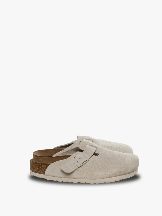 White sandals,front view