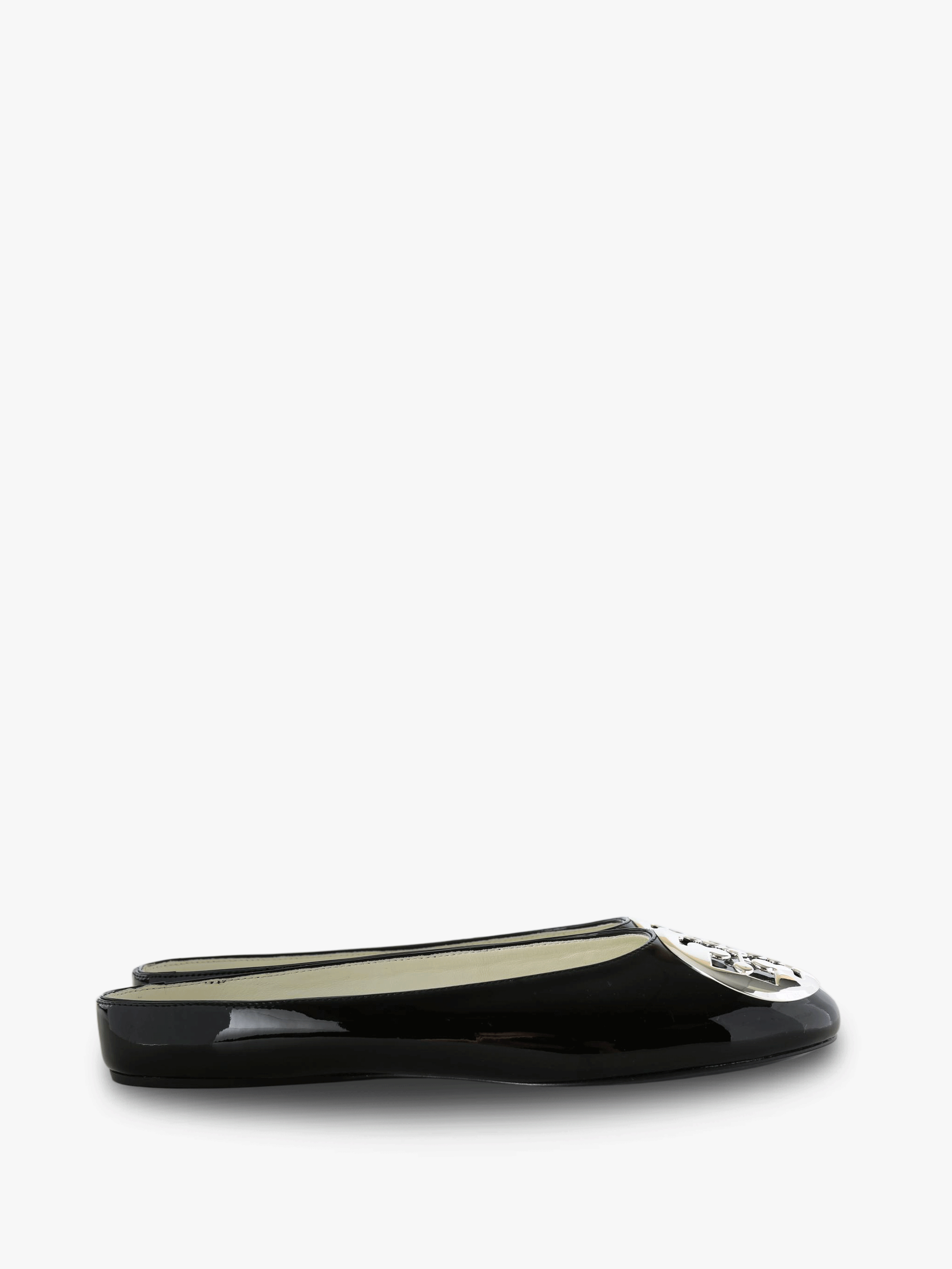 Black shoes, front view