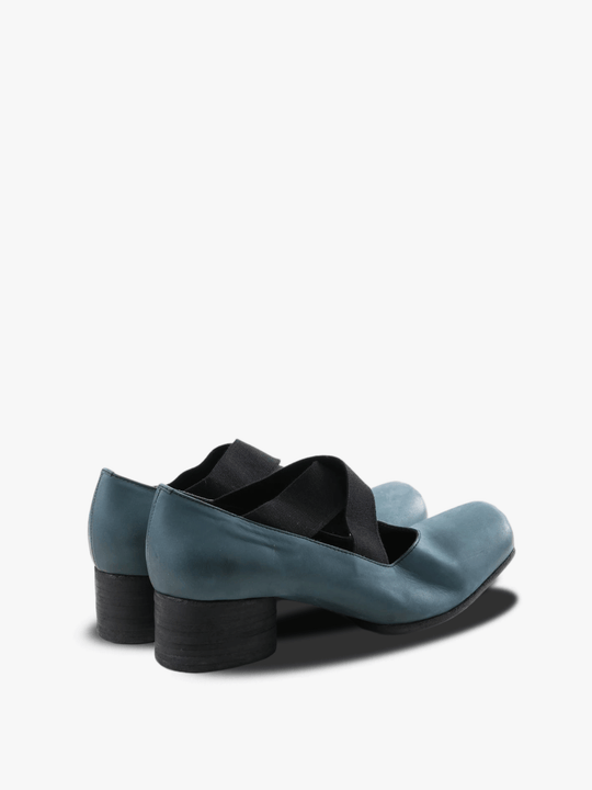 blue shoes, back view