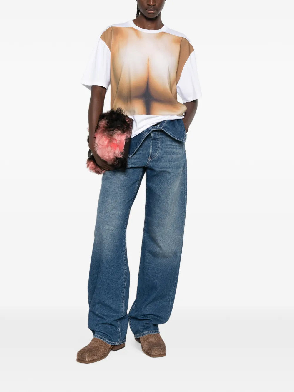 White t-shirt, full body view