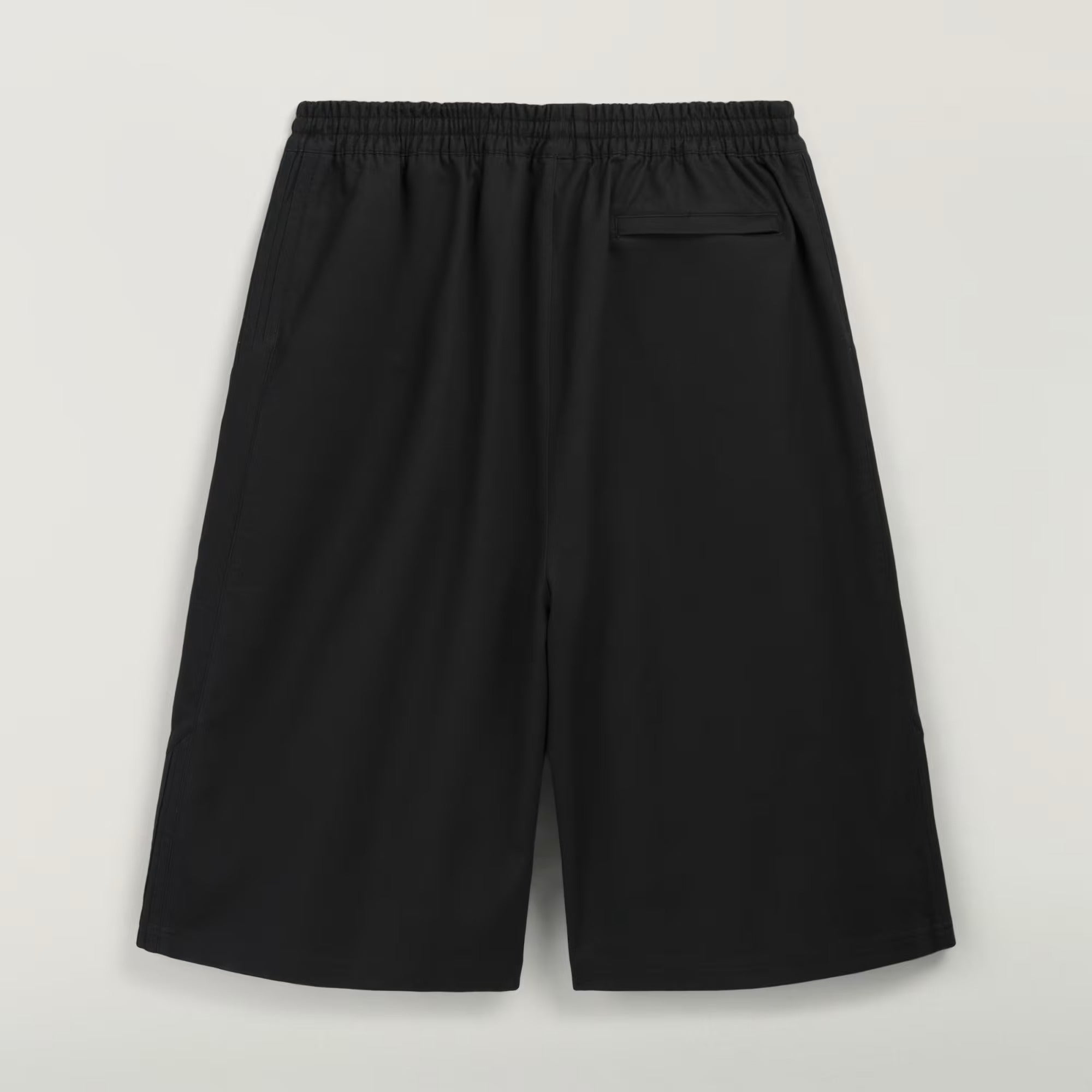 black shorts，back view