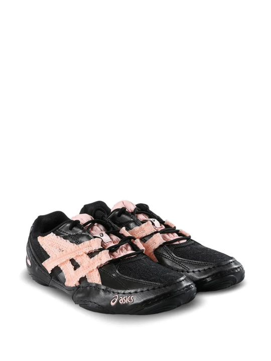 Black shoes, front view