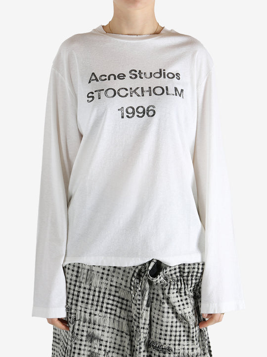 White t-shirt worn by a person, showing the t-shirt fit