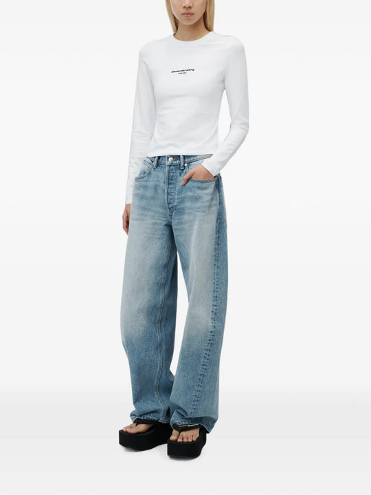 White t-shirt, full body view