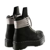 Black boots,back view