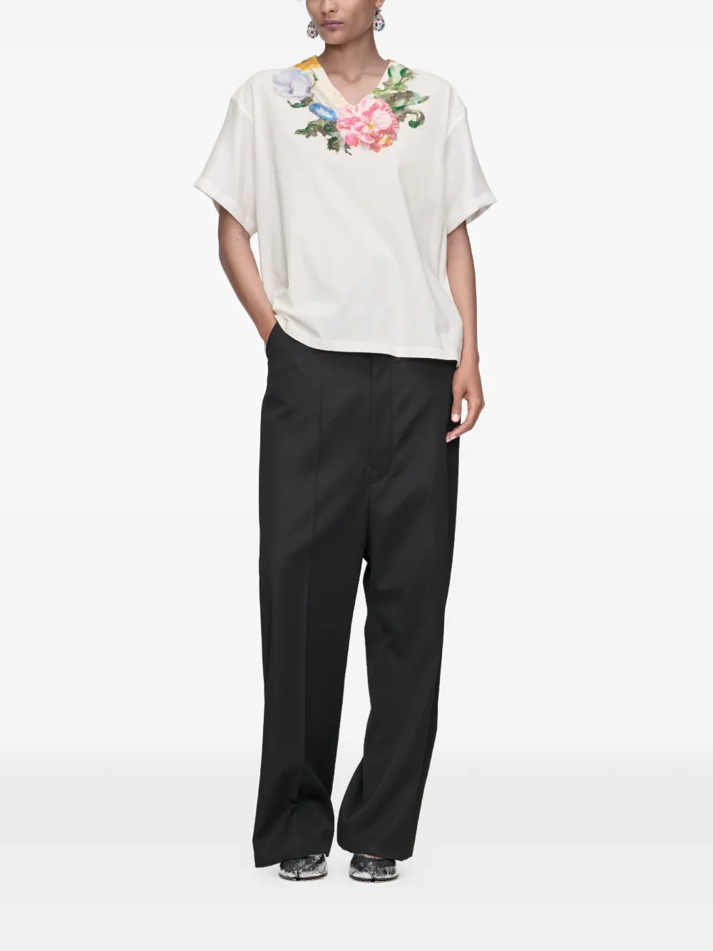 White t-shirt, full body view