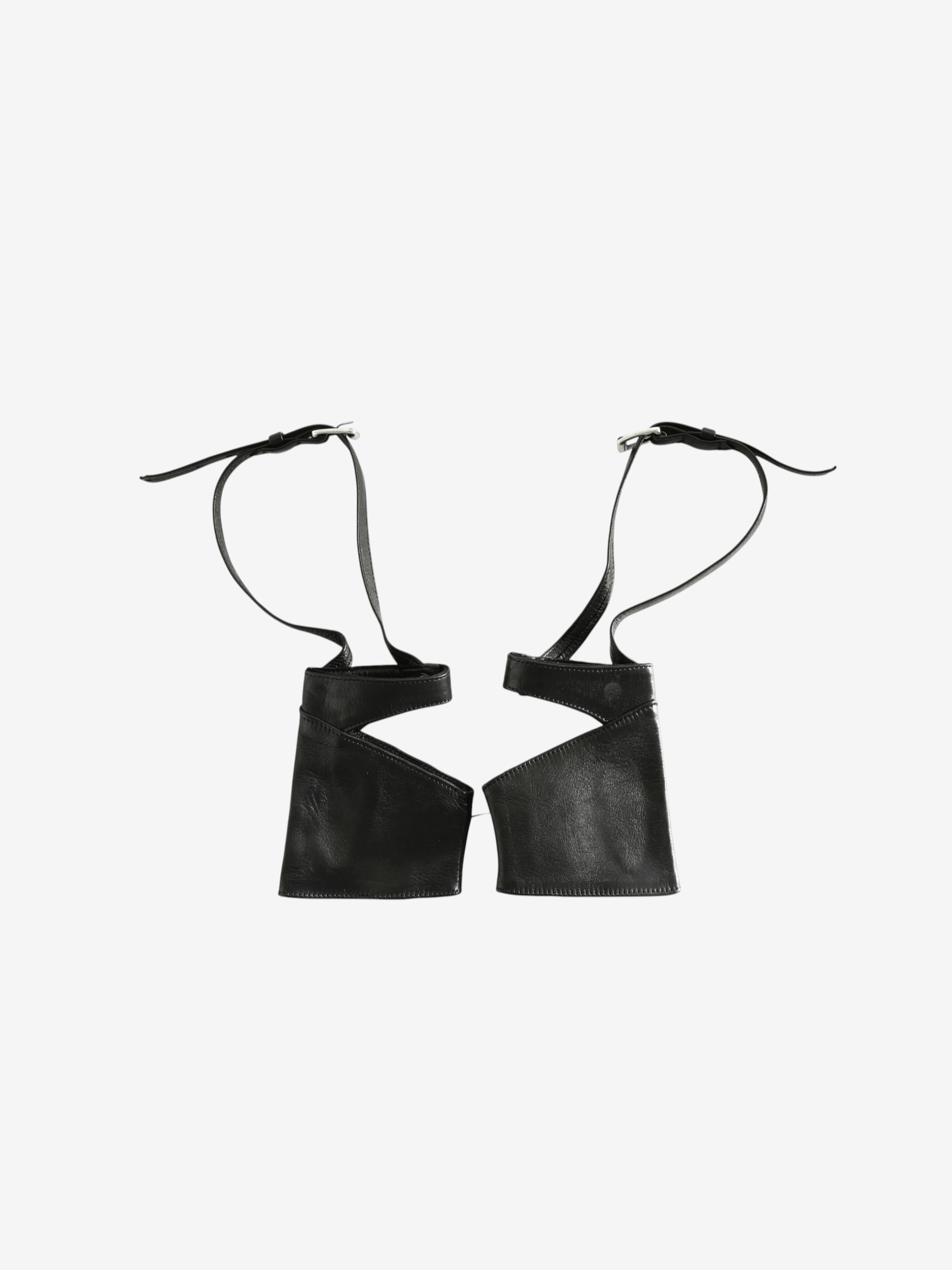 Black accessories, front view