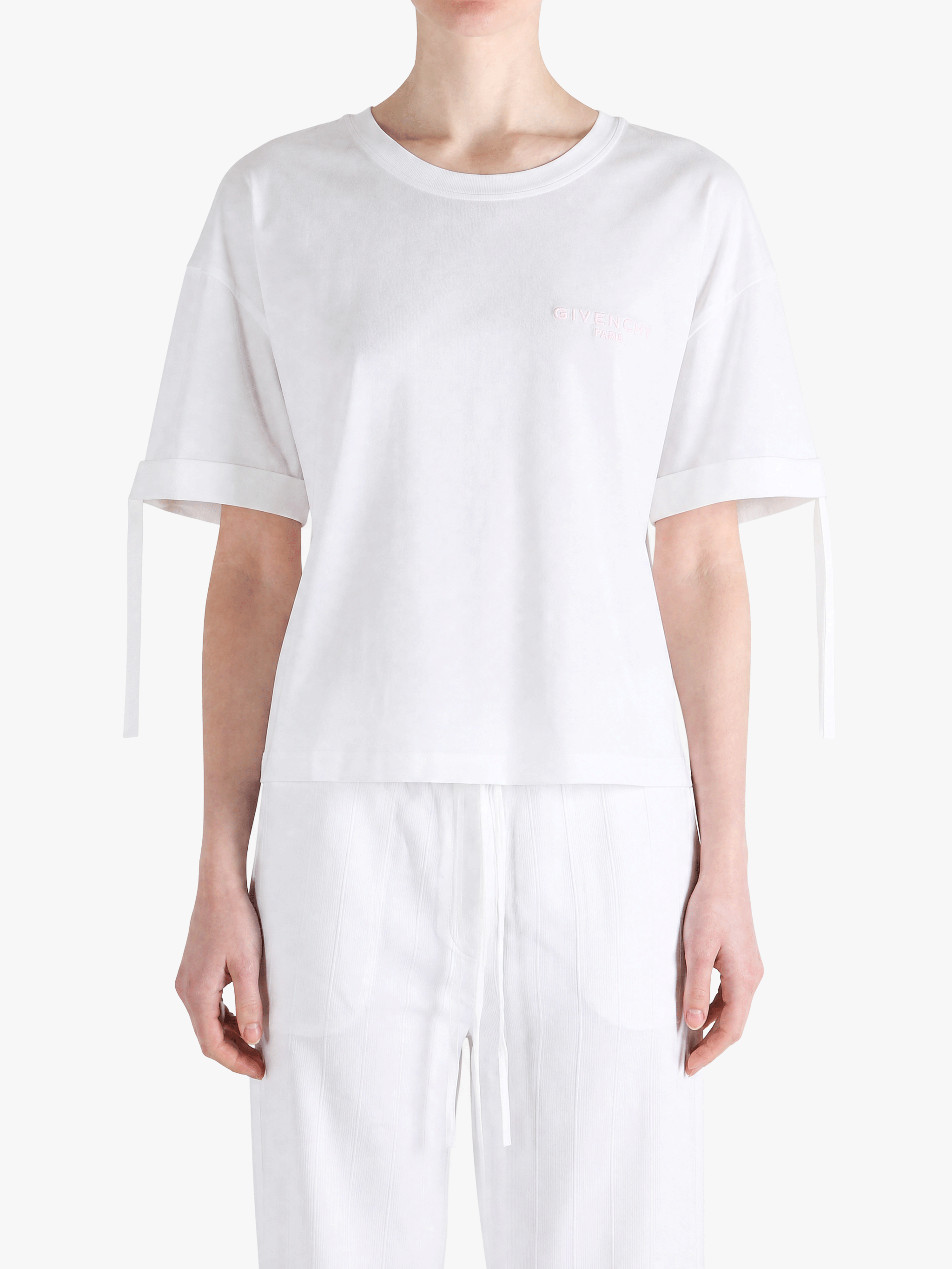 White t-shirt, full body view