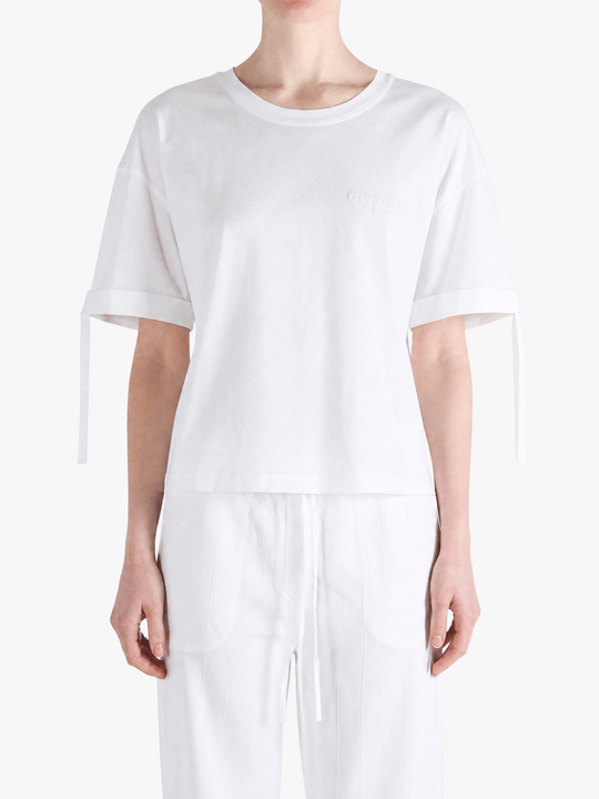 White t-shirt, full body view