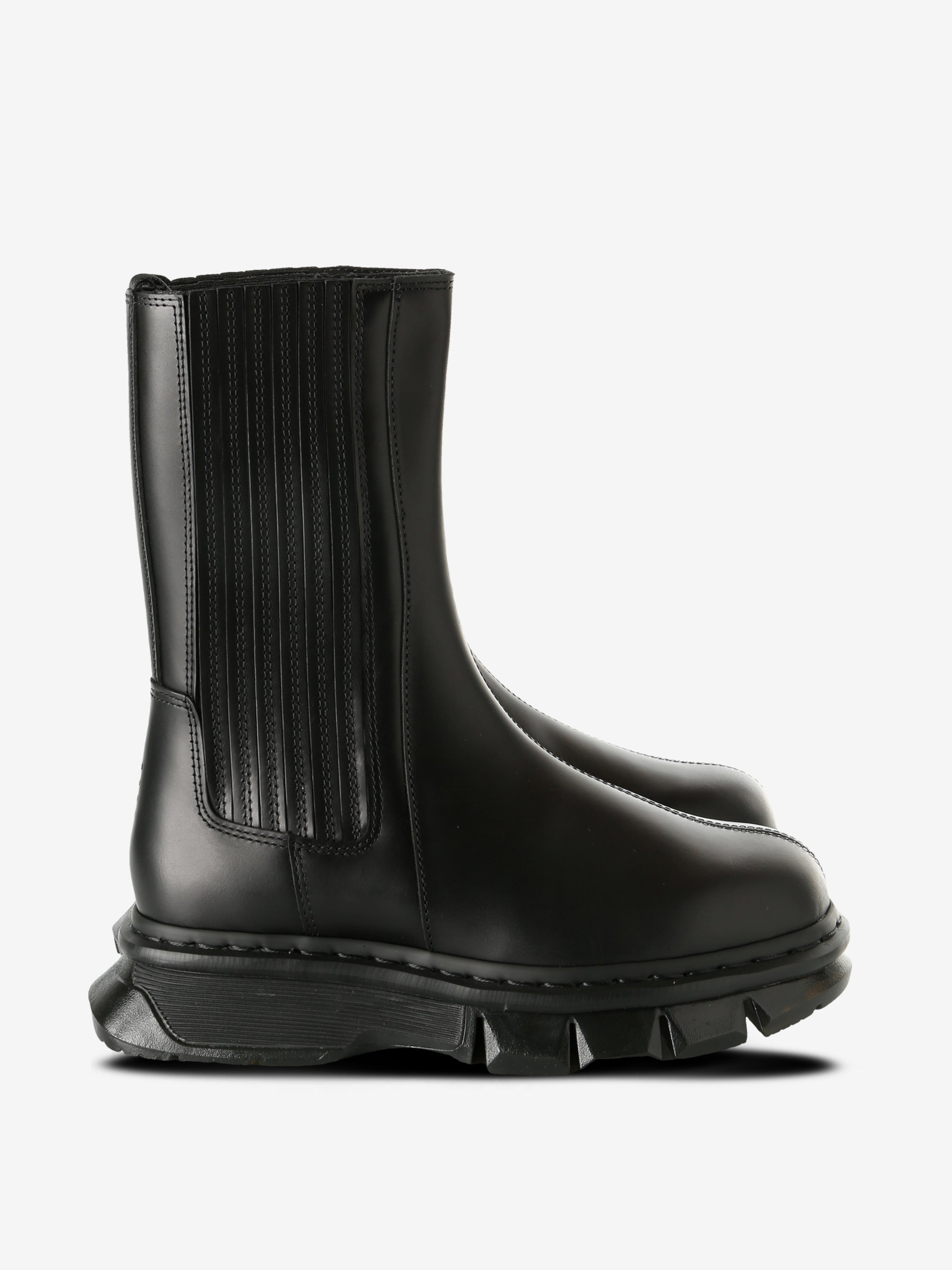Black boot,front view