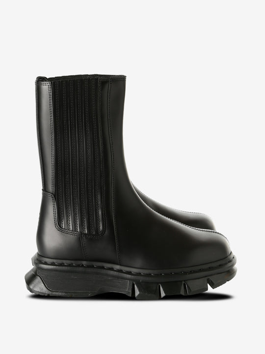 Black boot,front view