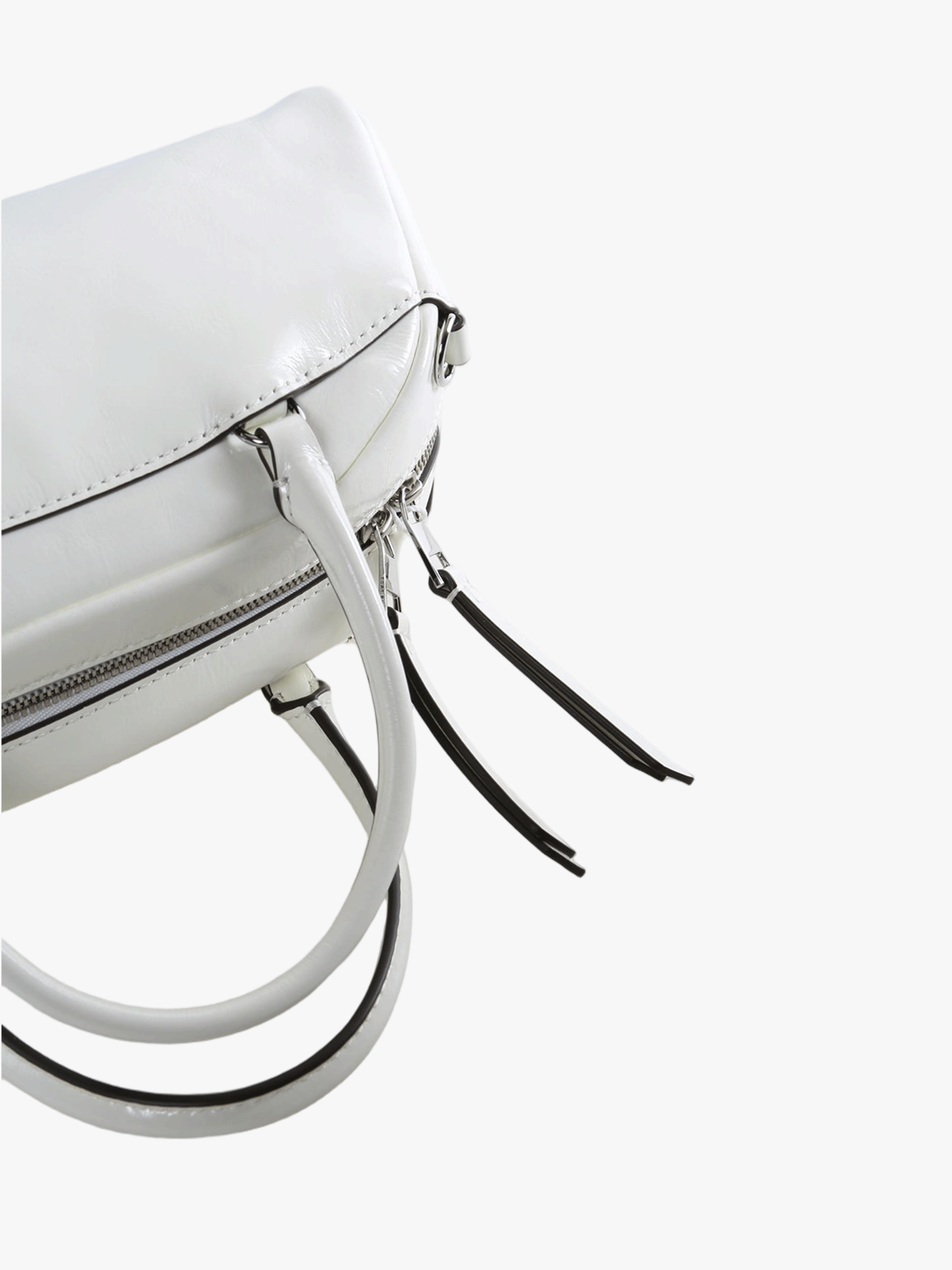 Close up of white bag, showing the detial of the zip
