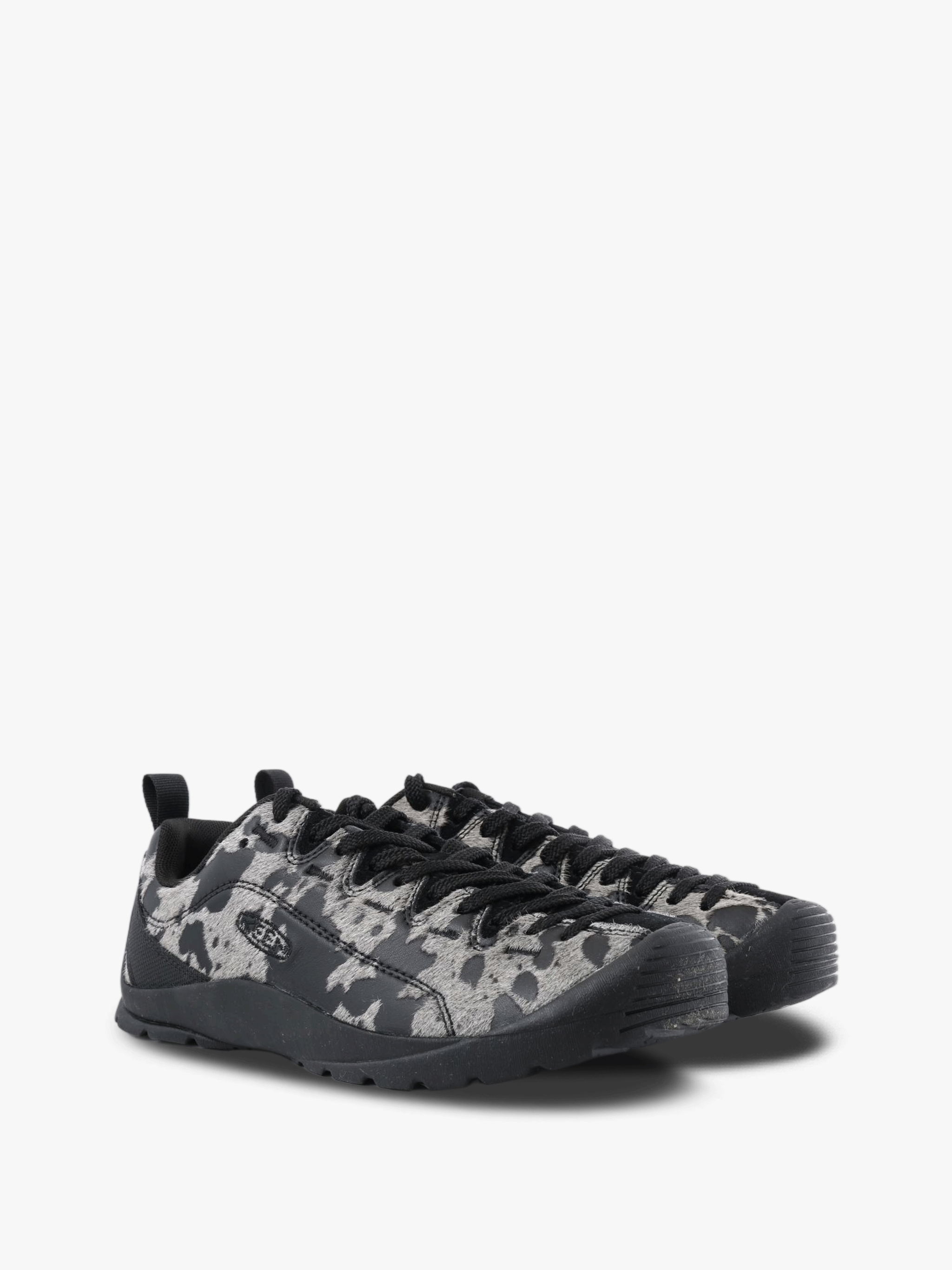 Black shoes, front view