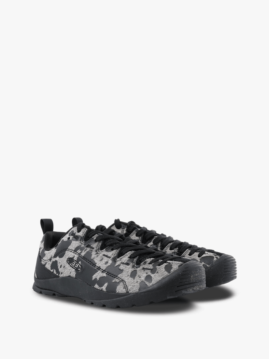 Black shoes, front view