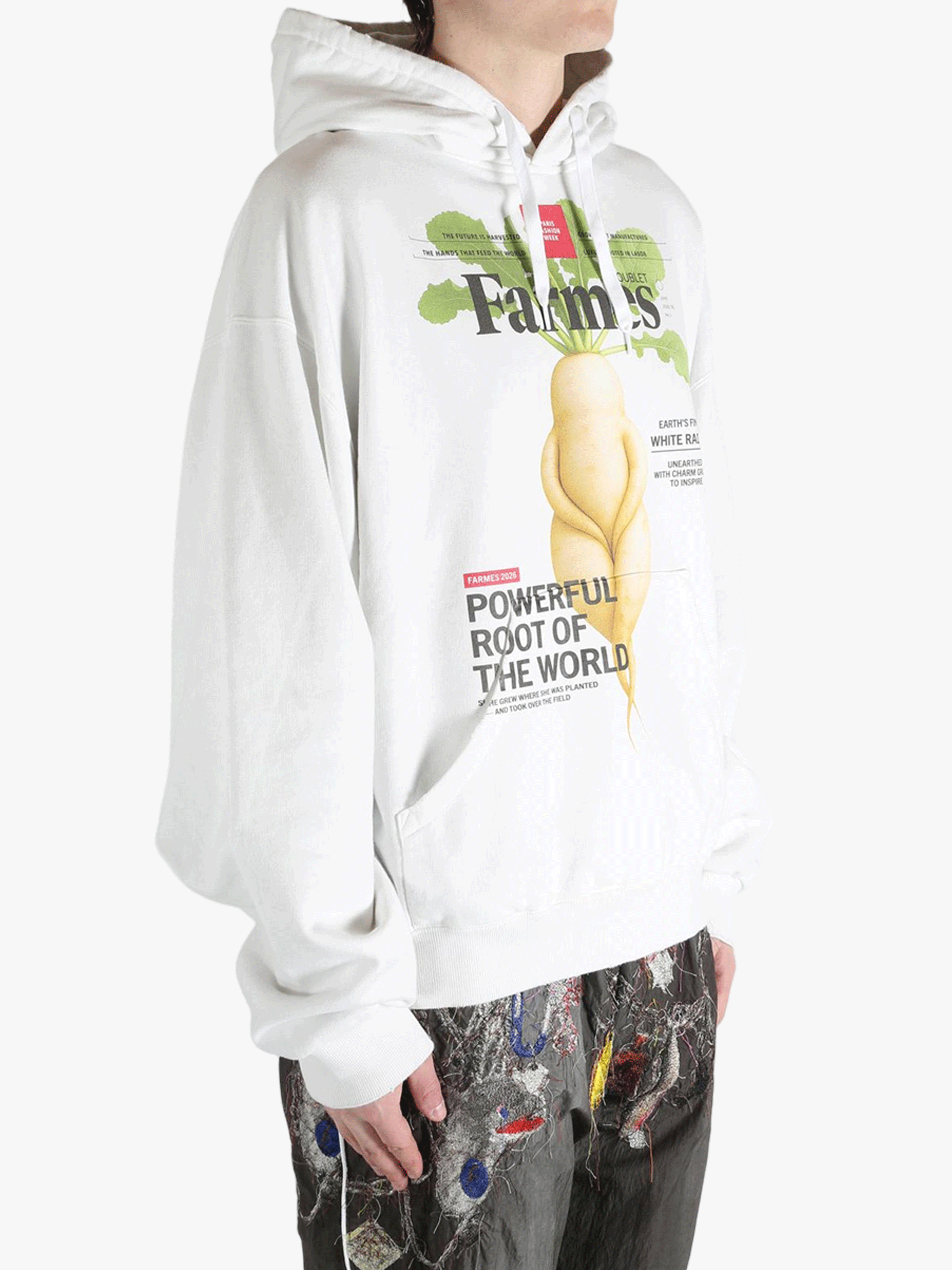 White sweat worn by a person, showing the sweat's fit