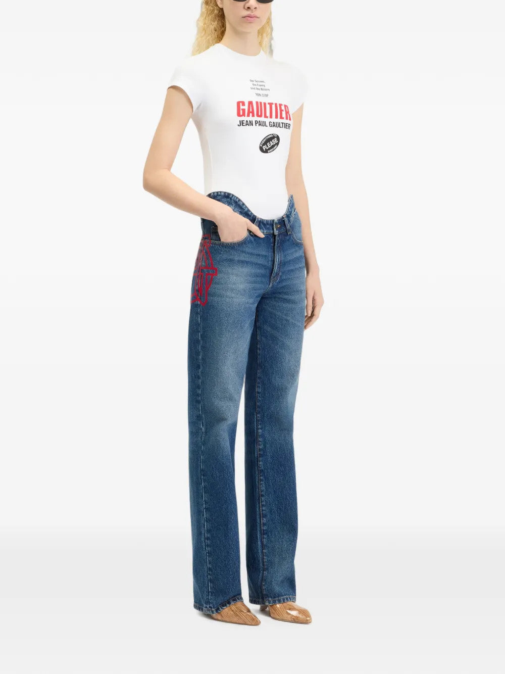 White t-shirt, full body view