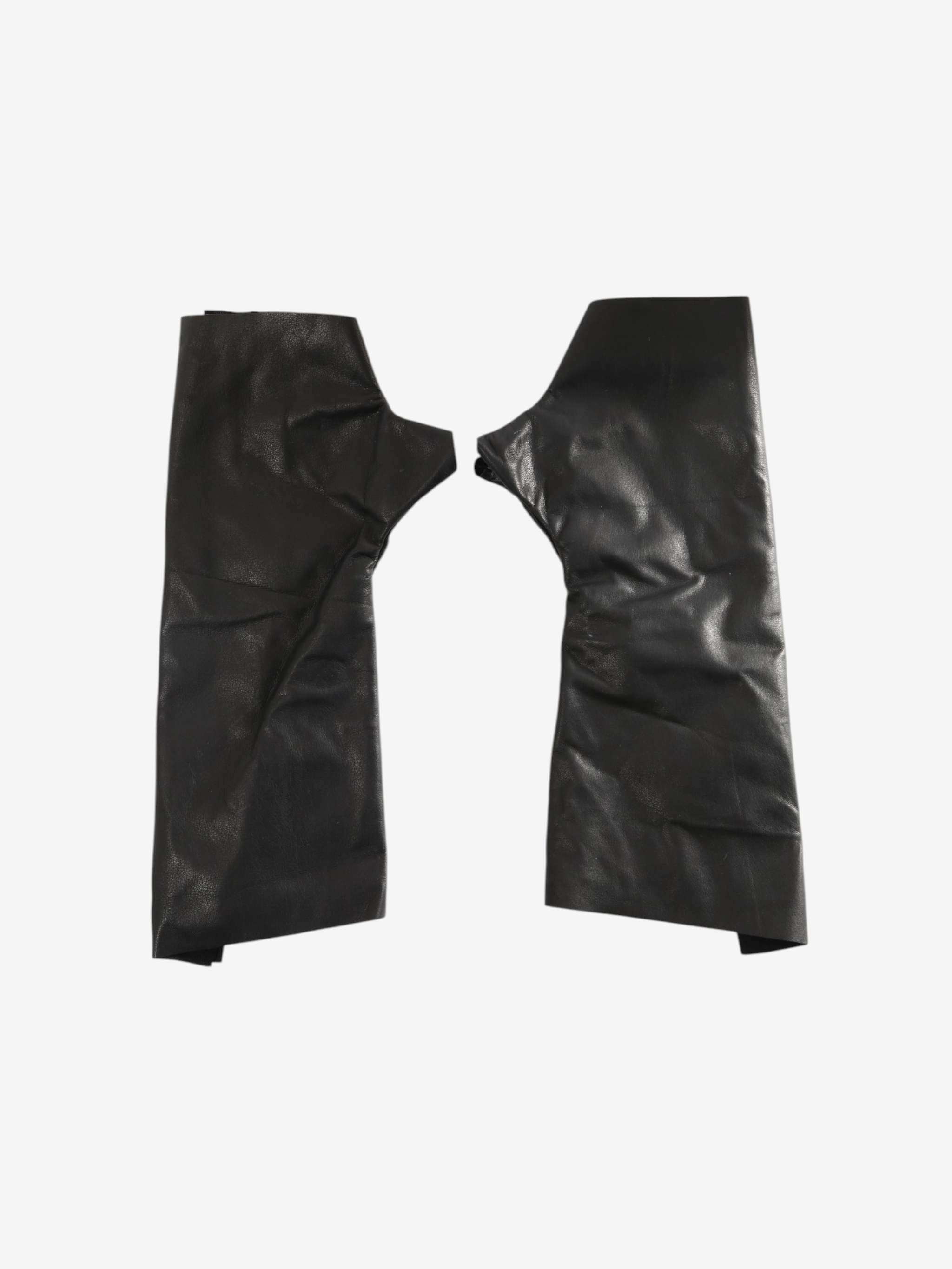 Black accessories, front view