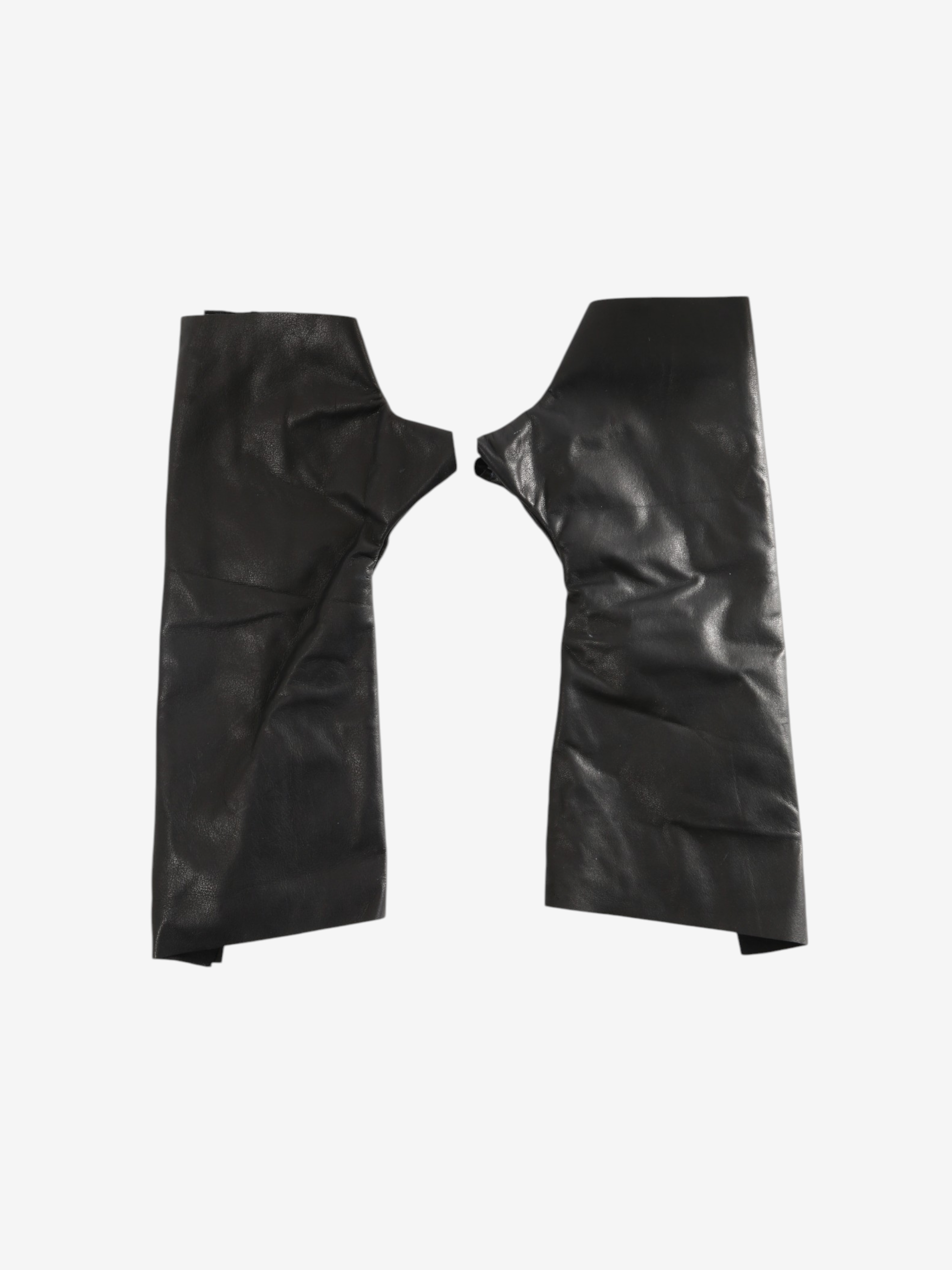 Black accessories, front view