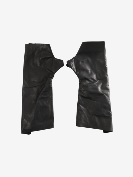 Black accessories, front view
