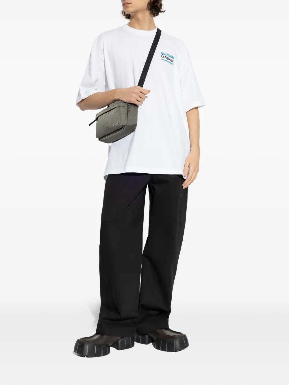 White t-shirt, full body view