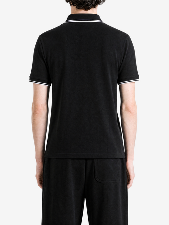 Black shirt, full body view