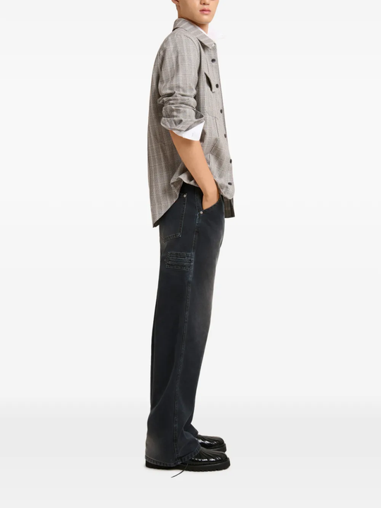 Black pants,full body view