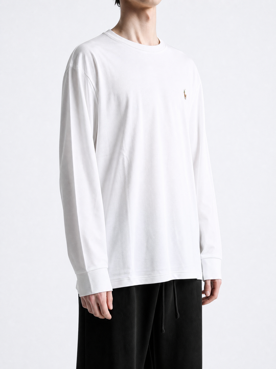 White t-shirt, full body view