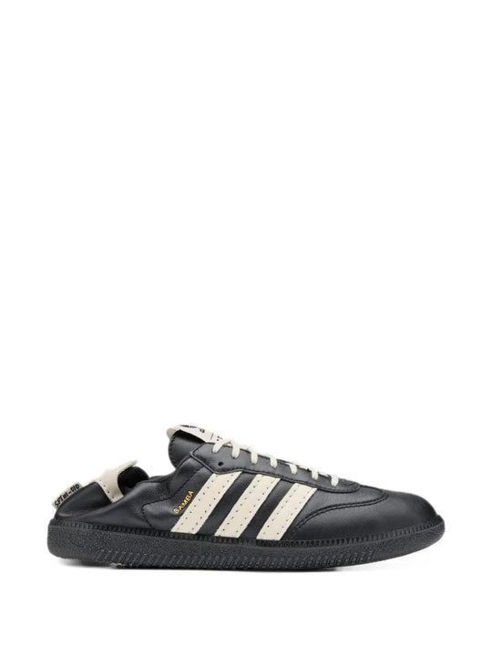 Black shoes, front view