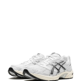 White sneaker,front view