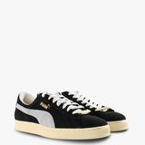 Black shoes, front view