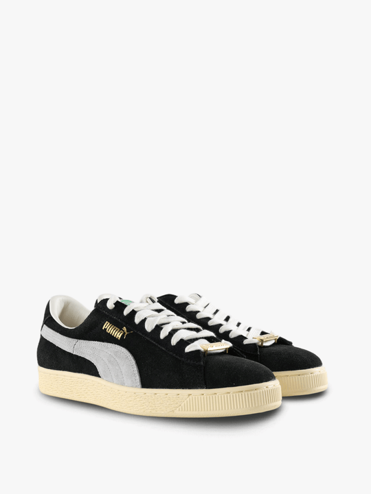 Black shoes, front view