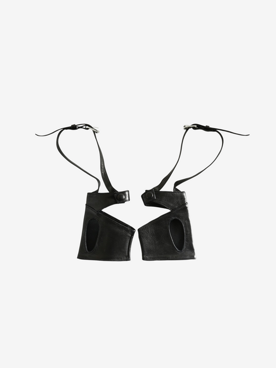 Black accessories, front view