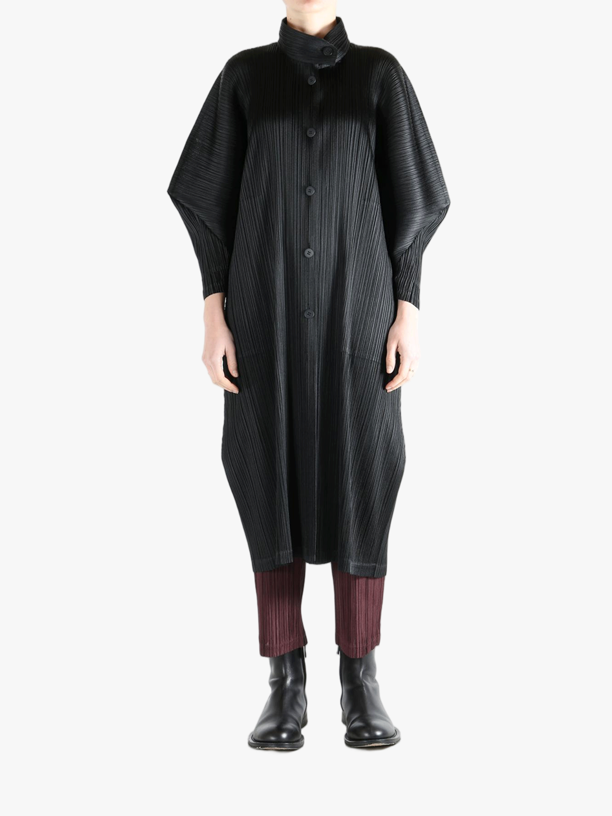 Black jackets-coats worn by a person, showing the jackets-coats'fit