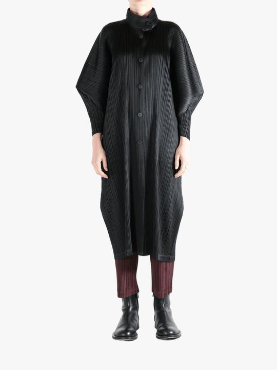 Black jackets-coats worn by a person, showing the jackets-coats'fit