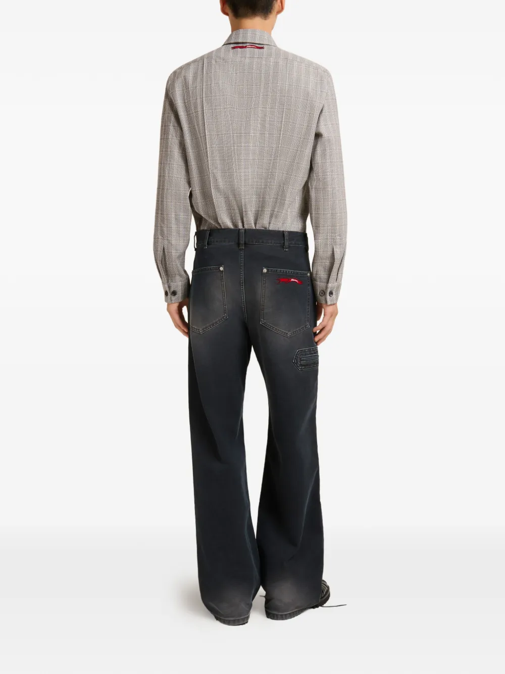 Black pants,full body view