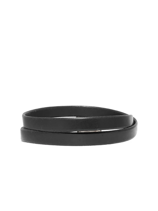 Black accessories, front view