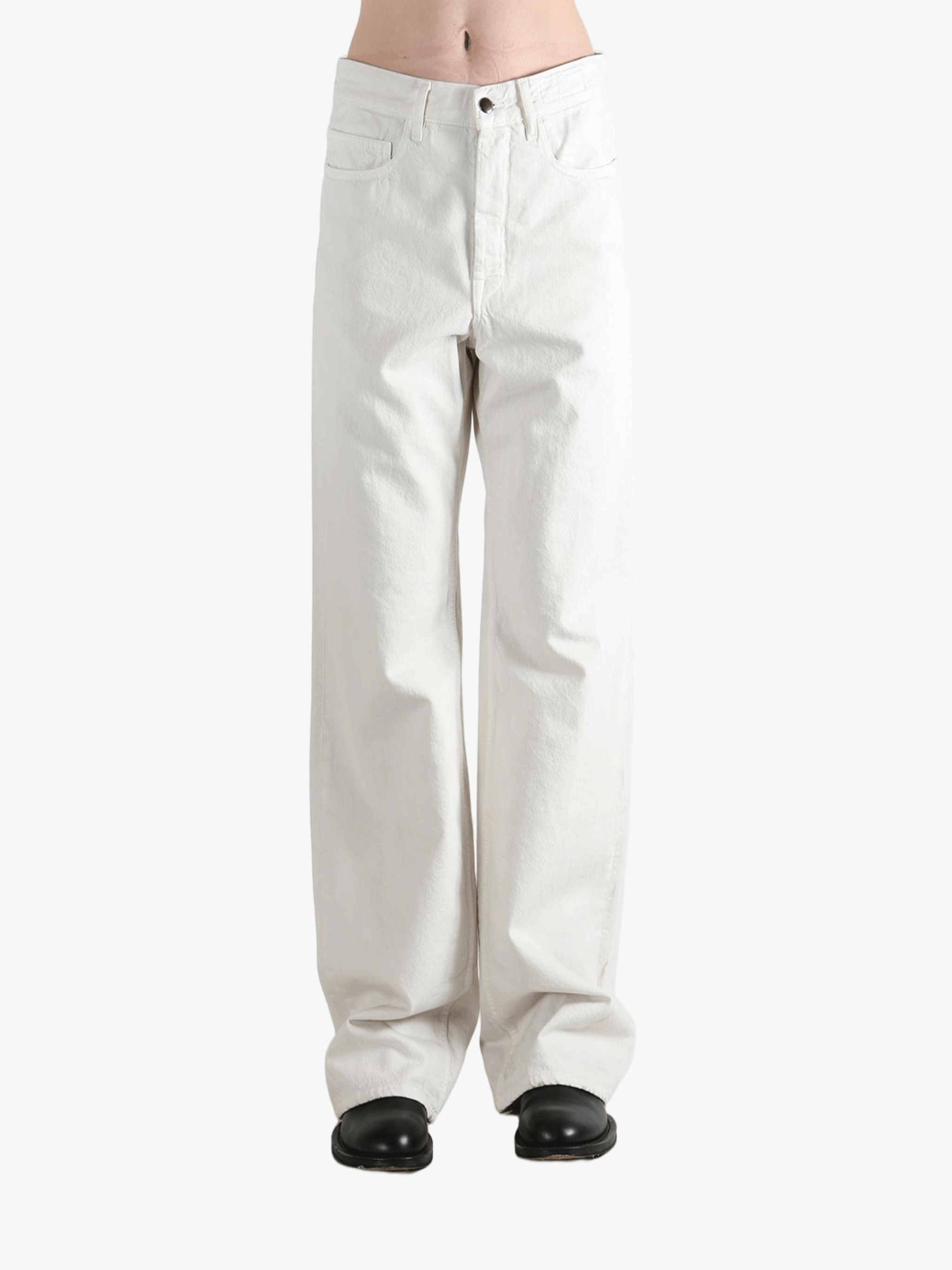 White pants worn by a person, showing the pants's fit