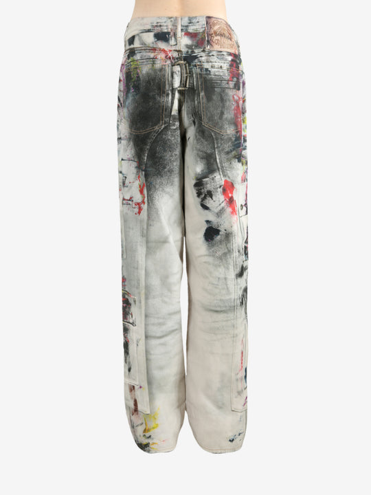 White pants worn by a person, showing the pants's fit