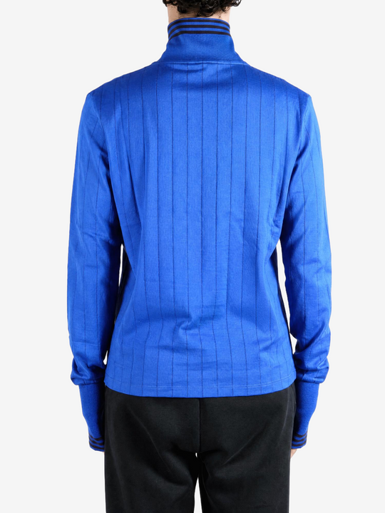 Blue top, front view