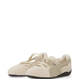 white flats,side view