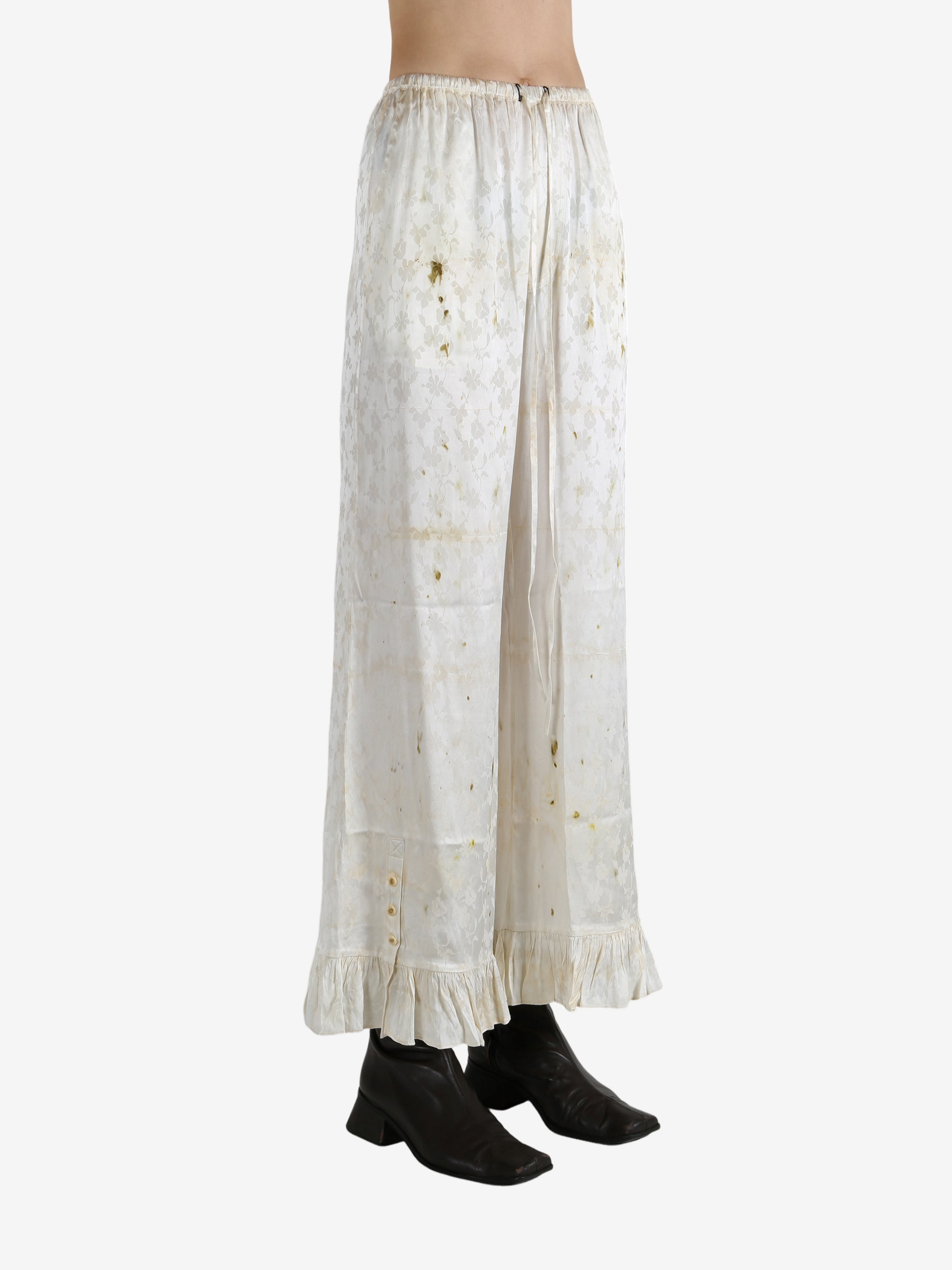 White pants worn by a person, showing the pants's fit