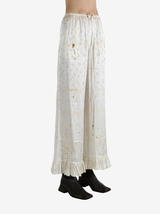 White pants worn by a person, showing the pants's fit