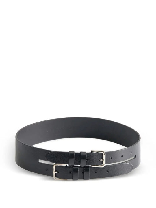 Black accessories, front view