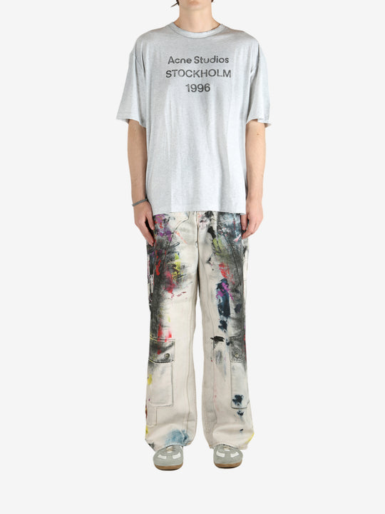 Grey t-shirt, full body view