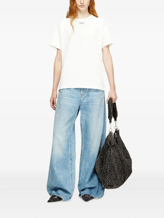 White t-shirt, full body view