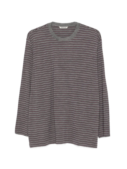 Grey t-shirt, front view