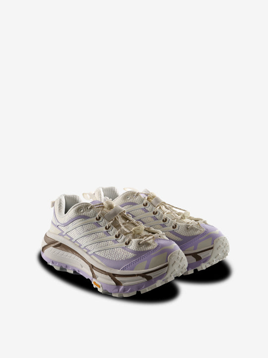 White sneakers,side view